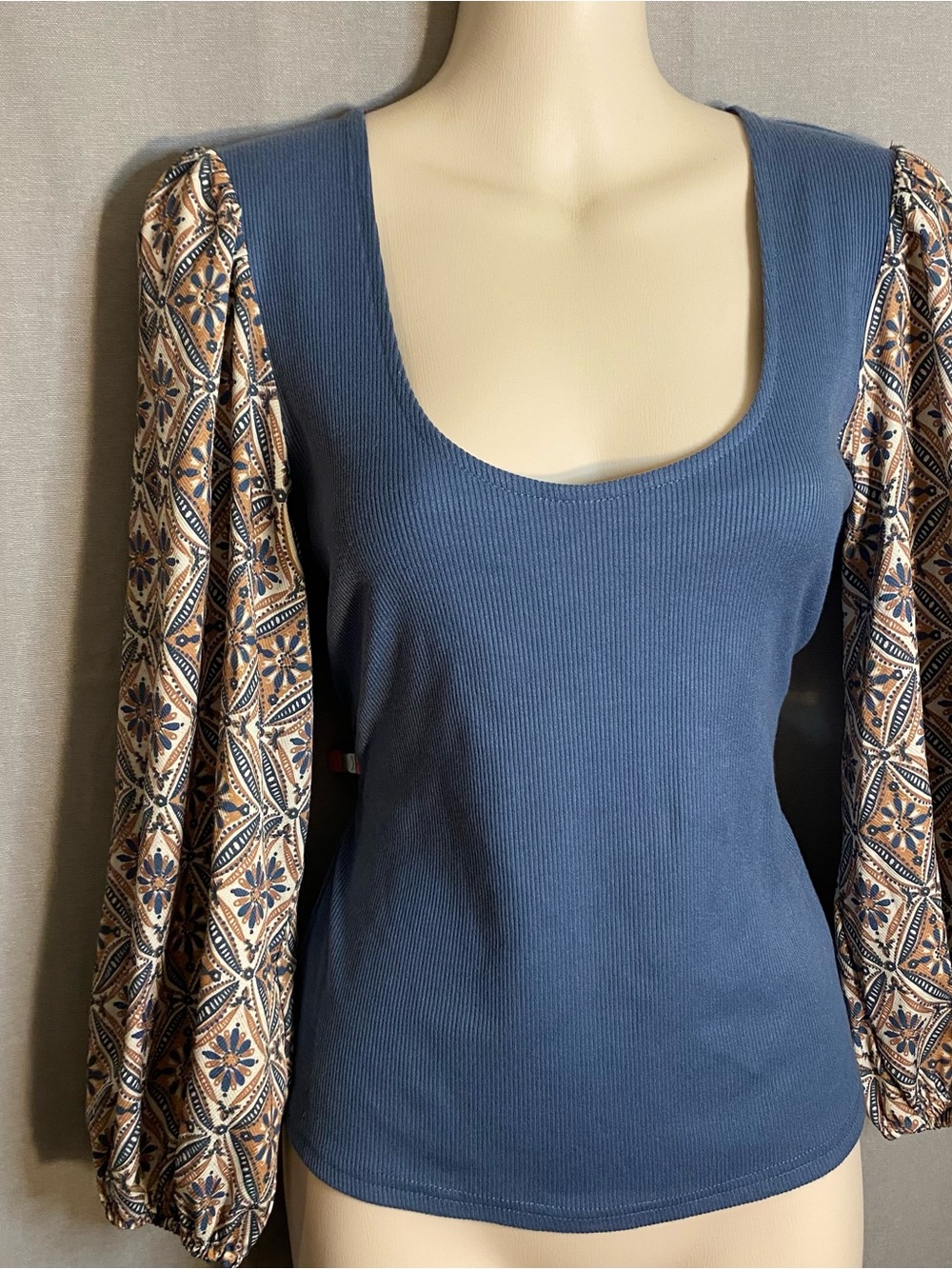 dolan Blue Ribbed Scoop Neck Top with Printed Balloon Sleeves